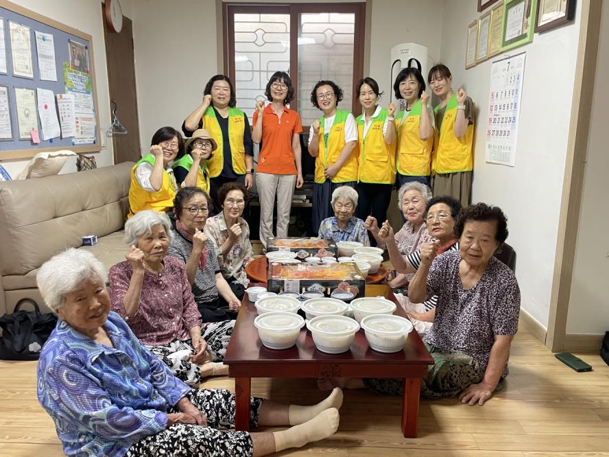수원시 권선구 권선1동 새마을문고회,  초복 맞아 어르신께 삼계탕·복숭아 대접